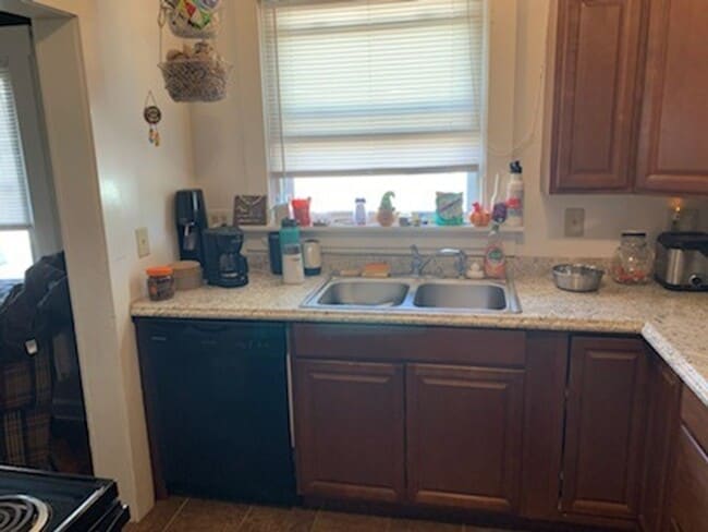 Building Photo - 2 BED with easy access to Downtown!