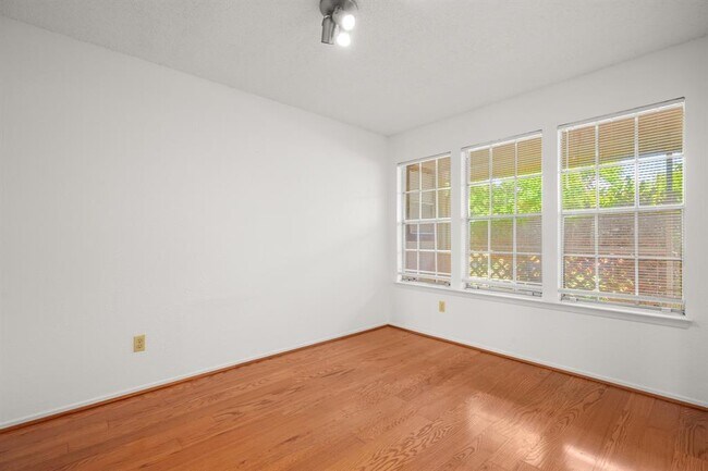 Foto del edificio - 12701 Europa Ln