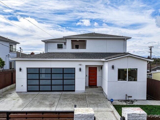 Building Photo - Stunning 4/3 in the Oakland Hills