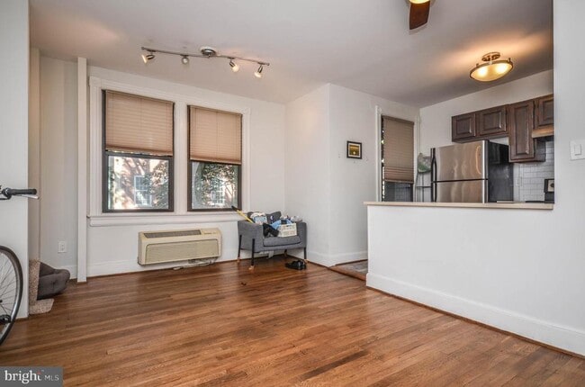 Building Photo - 637 3rd St NE