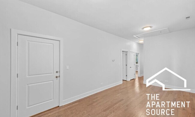 Foto del edificio - 2421 N Clybourn Ave