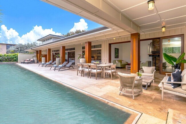 Foto del edificio - Makalei: Beachfront Villa w/ Heated Pool & View