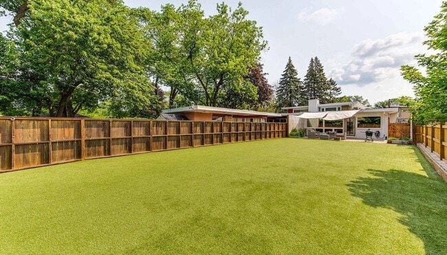 Foto del edificio - 8934 Ewing Ave