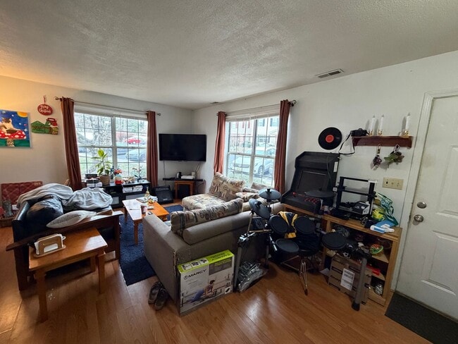 Foto del edificio - 4 Bedroom, 2.5 Bathroom Townhouse in the heart of Blacksburg