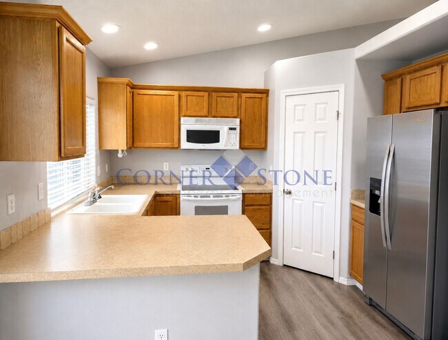 Foto del edificio - Bright & Open 3-Bedroom Home with 3-Car Garage & Fully Fenced Backyard
