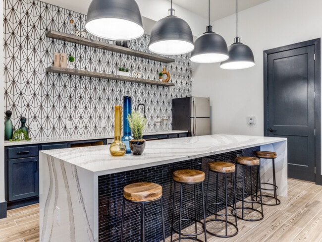 Building Photo - Palladium Carver Living