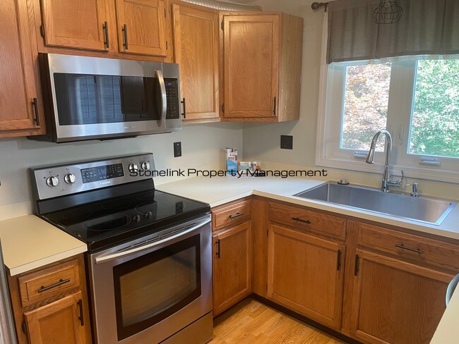 Foto del edificio - Fully Renovated Condo For Rent in Burrillv...