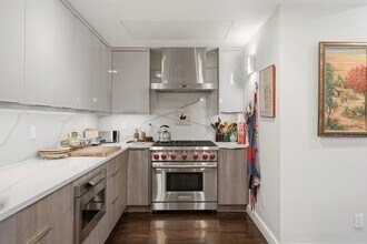 Building Photo - 347 Varick St