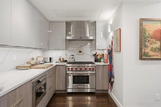 Building Photo - 347 Varick St