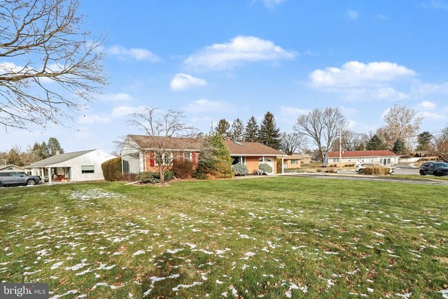 Building Photo - 8 Midland Ct