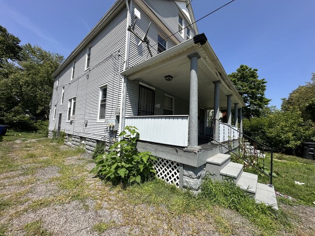 Photo - 884 E 150th St (Cleveland, OH) Apartment