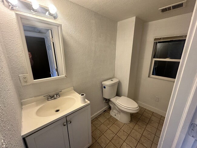Building Photo - 937 S Vrain St