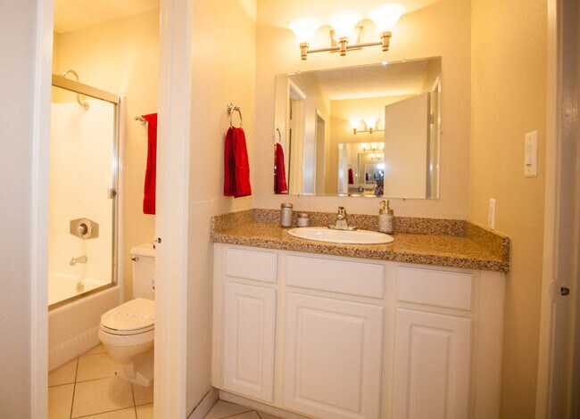 ESTUDIO, 1 BAÑO - 500SF Tocador - Peppertree Apartments