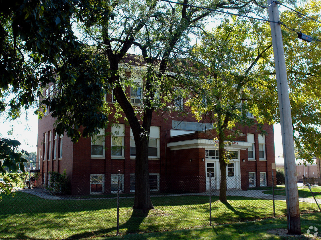 Building Photo - 45 Oak St