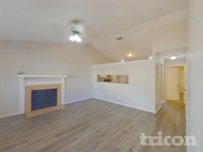 Foto del edificio - 4652 Baytree Dr