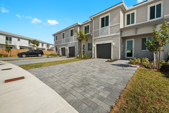 Foto del edificio - Brand new 3 bed 2.5 bath Townhouse with ya...