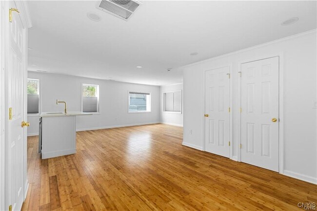 Foto del edificio - 238 Oriskany Blvd