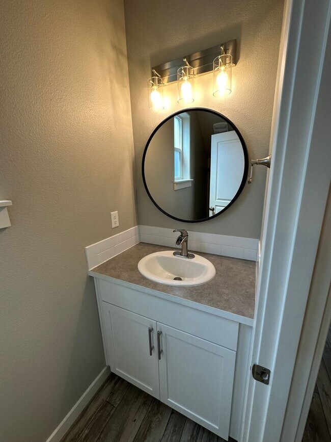 Foto del edificio - Charming and Modern Redmond Home: Pet-Friendly, Two-Car Garage, and More!