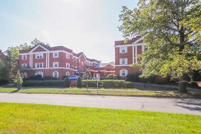 Foto del edificio - 19436 Van Aken Blvd