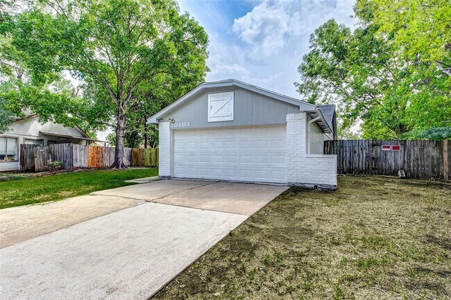 Building Photo - 10103 Towne Mist Dr