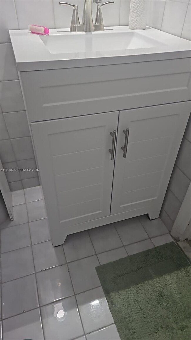 Building Photo - 11905 NE 2nd Ave