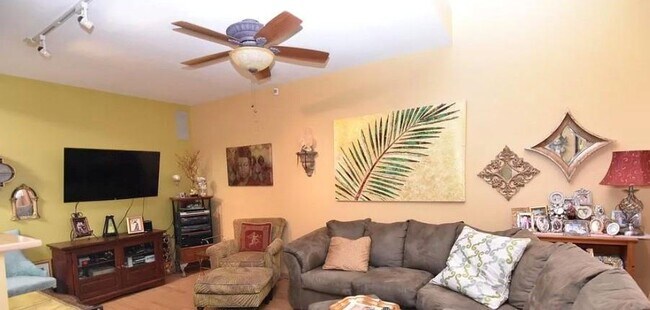 Foto del edificio - 2453 Stuart St