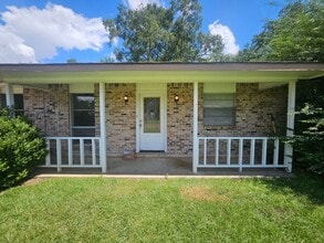 Building Photo - 908 Greenbriar St