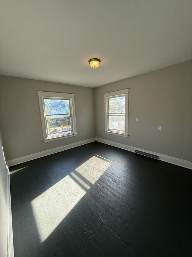 Foto del edificio - SECTION 8 & EDEN Accepted! - Fully Renovated 3-Bedroom Apartment