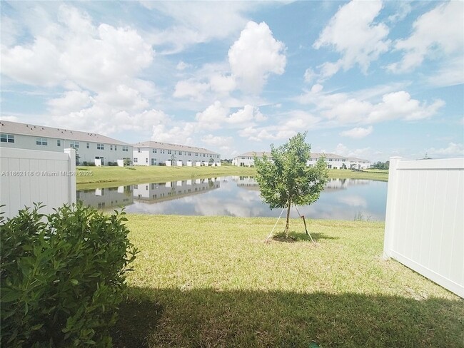 Building Photo - 390 SE Crossoak Ln