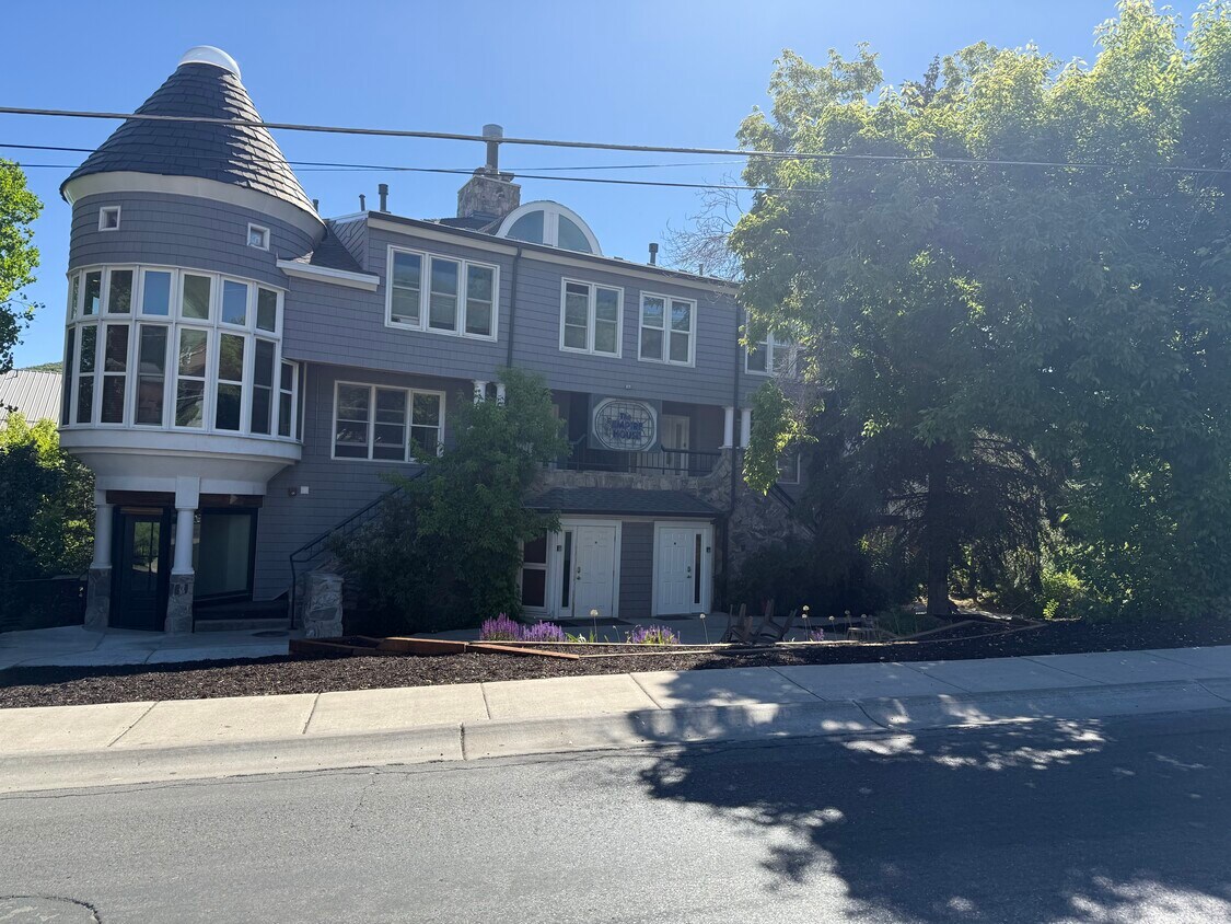 Building Photo - 1402 Empire Ave