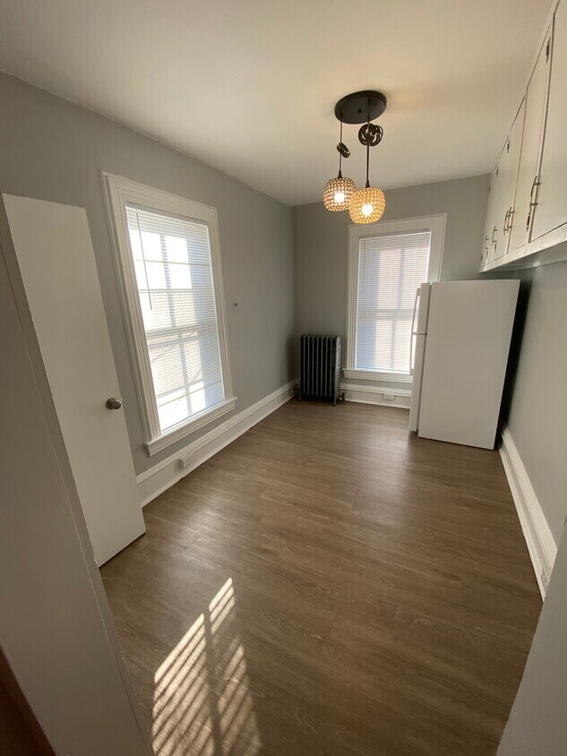 Studio Room - 1238 Memorial Ave