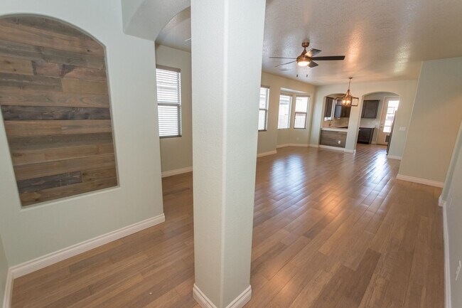 Building Photo - Gorgeous 4 Bedroom 2 Bathroom Home! Central A/C, 2 Car Garage
