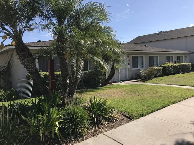 Building Photo - 320 W Orangewood Ave