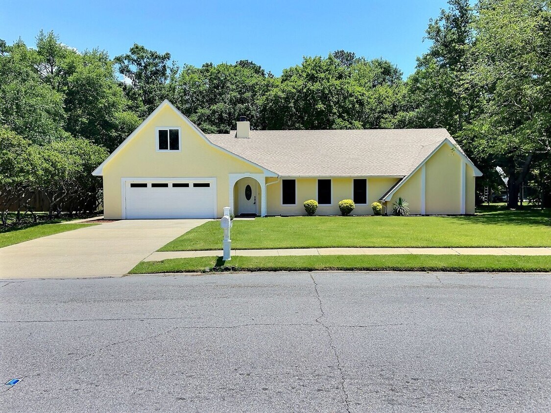 Foto principal - Spacious 4 bedroom home in Ocean Springs!