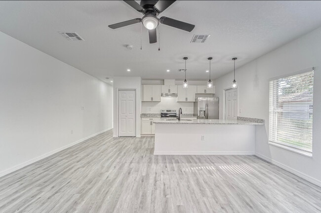 Building Photo - 739 Pineville Ln