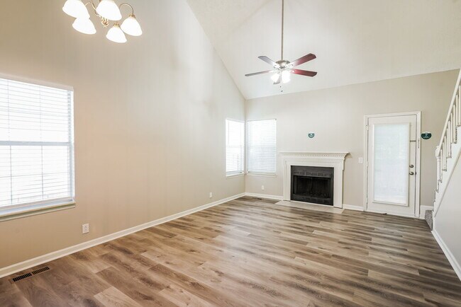 Foto del edificio - 1502 Cedardale Rd