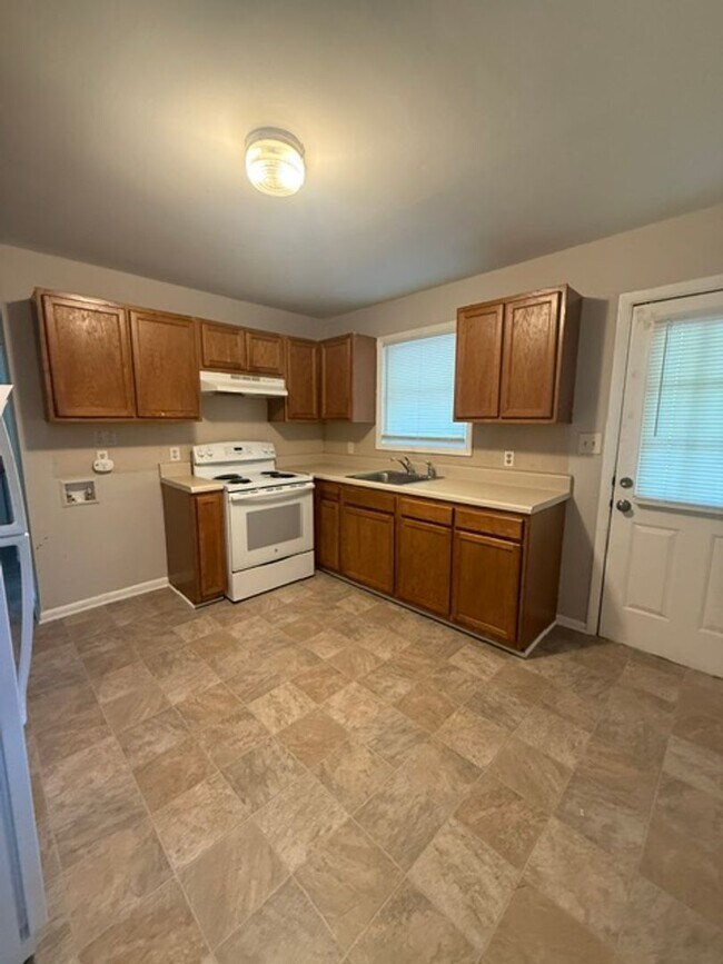 Building Photo - 2 Bedroom, 1 bathroom house
