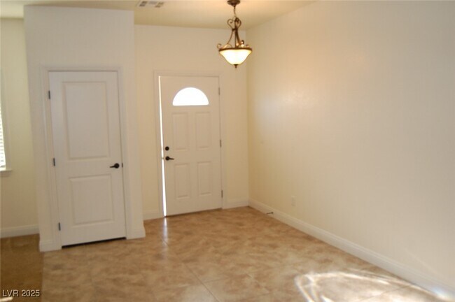 Foto del edificio - 4920 Honey Locust Dr