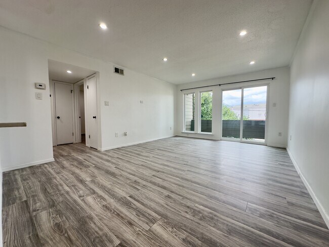 Building Photo - 1161 Lake Ave