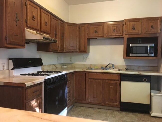 Large Equipped Kitchen - 212 McKinley Ave