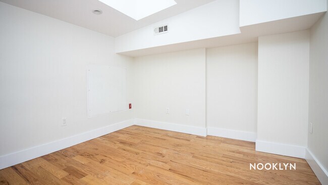 Building Photo - 488 Kosciuszko St