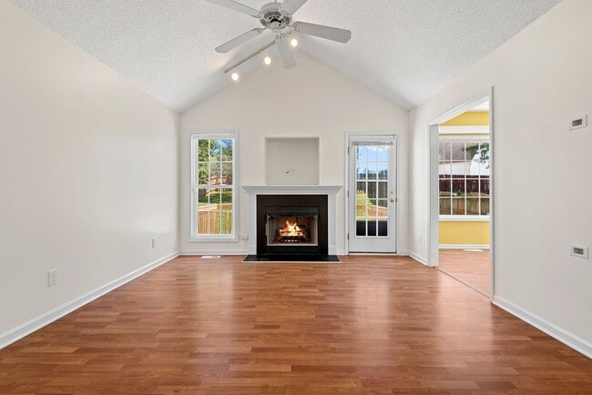 Building Photo - Available Early May! Hot Tub and Huge Priv...
