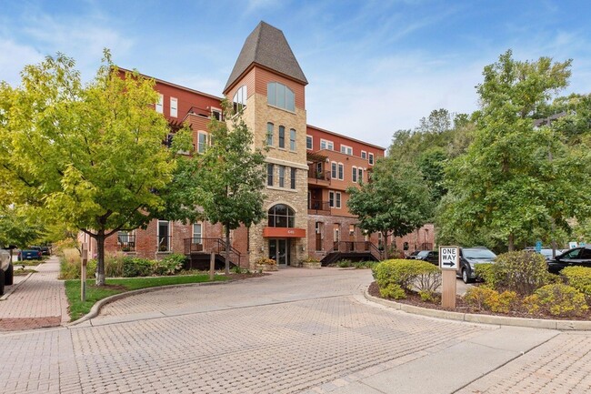 Building Photo - 640 Main St N