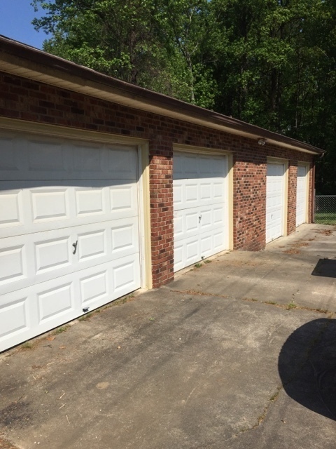 Building Photo - Spacious brick ranch with 4 Car Garage