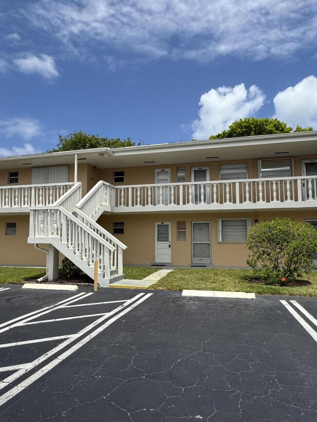 Foto del edificio - 2213 NE 1st Ct