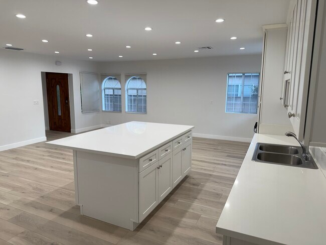 Foto del edificio - 7307 Tyrone Ave
