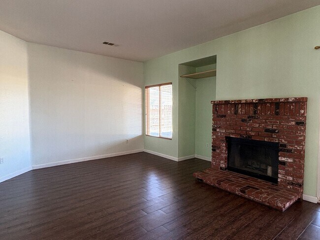 Building Photo - GRAND 4-Bedroom Home in Tehachapi City