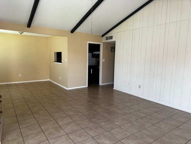 Building Photo - 1118 Violet Ave