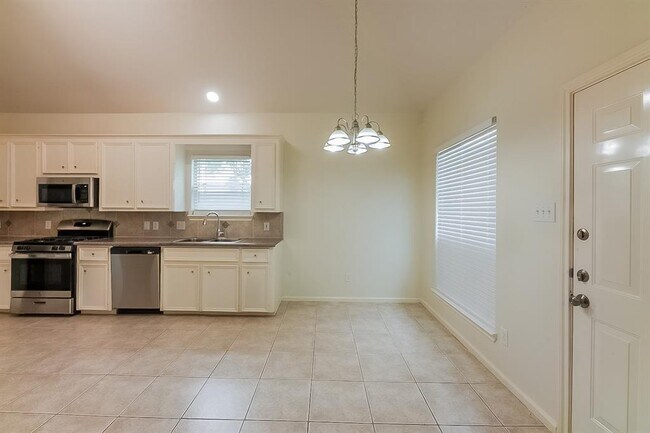 Foto del edificio - 6115 Oak Bay Dr