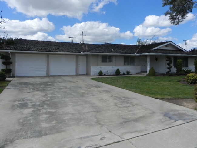 Building Photo - 5699 N Briarwood Ave